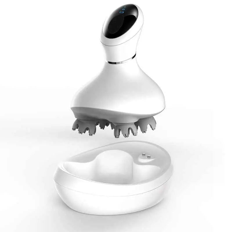 Masajeador de cuero cabelludo eléctrico blanco con base de carga inalámbrica.