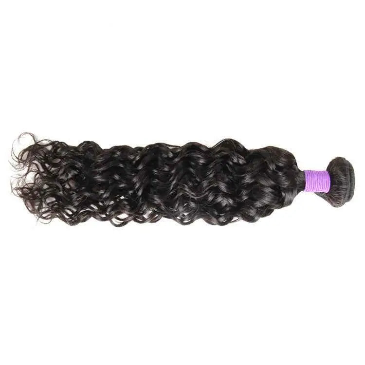Extensiones de cabello ondulado negro con textura rizada sobre fondo blanco.