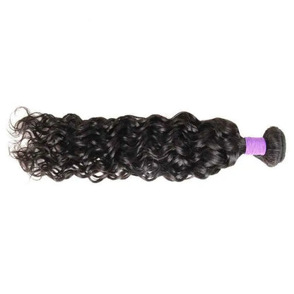 Extensiones de cabello ondulado negro con textura rizada sobre fondo blanco.