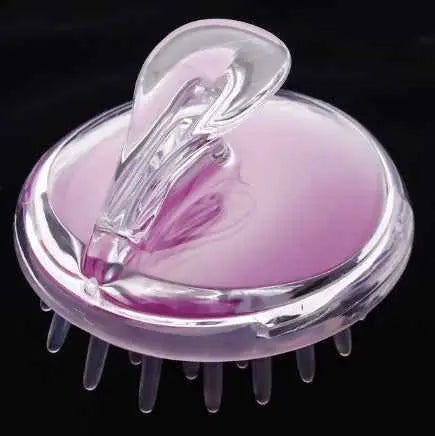 Masajeador de cuero cabelludo ergonómico de color rosa y transparente para relajación.