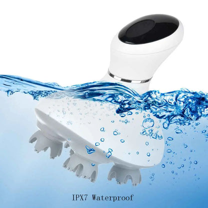 Dispositivo de limpieza facial eléctrico con resistencia al agua IPX7 sumergido en agua.