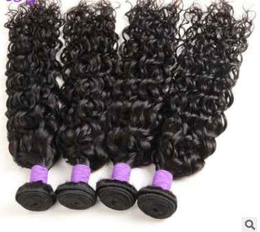 Extensiones de cabello humano rizado color negro en cuatro paquetes.